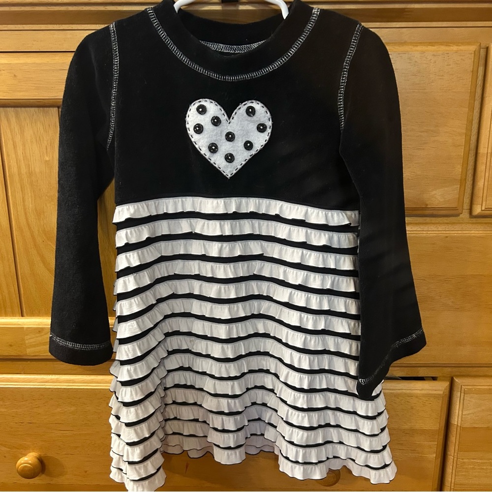 Mis Tee V-Us Girl’s Black and White Dress with Heart and Ruffles Size 4/5